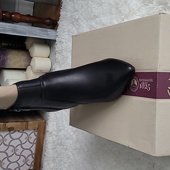 Clarks ankle booties - Picture 2 of 4